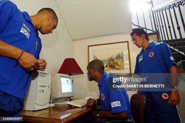 Los jugadores Diego Valdez , Aquivaldo Mosquera y Leonardo Encizo , de la selección colombiana de fútbol sub-23, navegan en internet, en el hotel...
