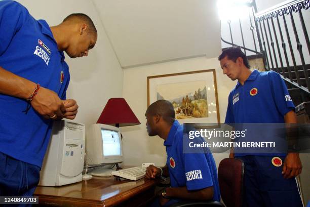 Los jugadores Diego Valdez , Aquivaldo Mosquera y Leonardo Encizo , de la selección colombiana de fútbol sub-23, navegan en internet, en el hotel...