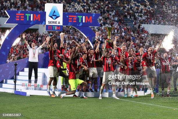 Players of AC Milan celebrate with the cup after winning the championship after the Serie A match between US Sassuolo and AC Milan at Mapei Stadium -...