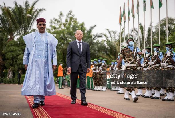 May 2022, Niger, Niamey: German Chancellor Olaf Scholz , is greeted with military honors at the presidential palace by Mohamed Bazoum, President of...