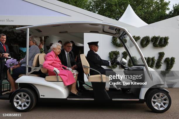 Queen Elizabeth II is given a tour by Keith Weed, President of the Royal Horticultural Society during a visit to The Chelsea Flower Show 2022 at the...