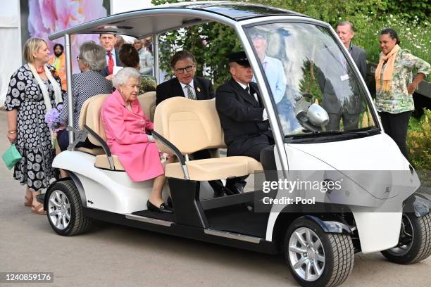 Queen Elizabeth II is given a tour by Keith Weed, President of the Royal Horticultural Society during a visit to The Chelsea Flower Show 2022 at the...