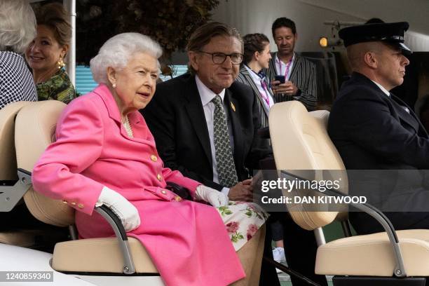 Britain's Queen Elizabeth II is given a tour by Keith Weed , President of the Royal Horticultural Society during a visit to the 2022 RHS Chelsea...