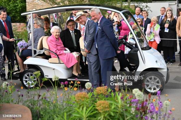 Queen Elizabeth II is given a tour by Keith Weed, President of the Royal Horticultural Society during a visit to The Chelsea Flower Show 2022 at the...