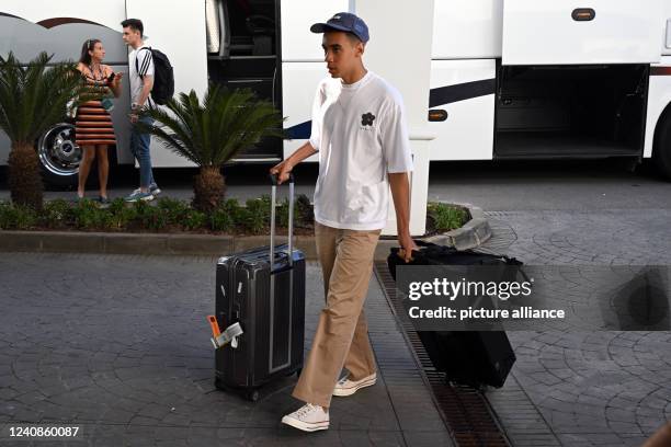 May 2022, Spain, Marbella: Soccer: National team, training camp before the start of the Nations League. Jamal Musiala arrives at the team hotel. The...