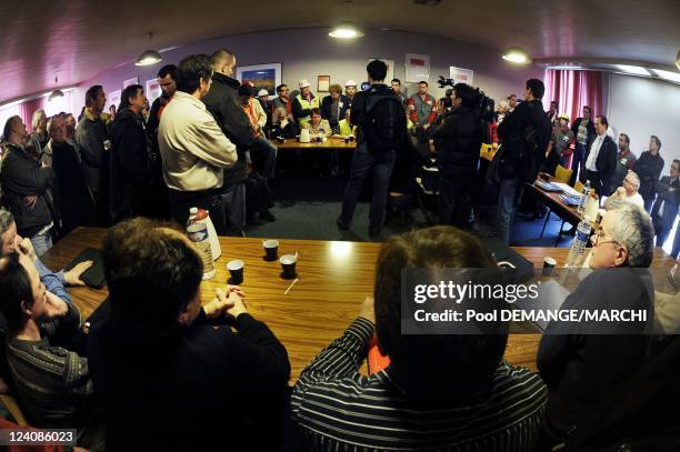 Arcelor-Mittal: part-time unemployment for 1000 workers in Florange, France on April 09, 2009- Workers of the steel giant ArcelorMittal wait before a...