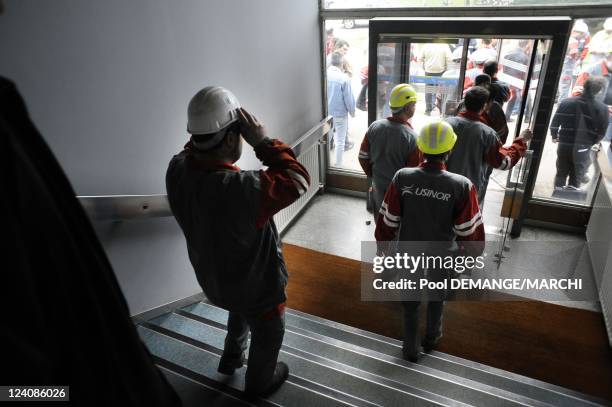 Arcelor-Mittal: part-time unemployment for 1000 workers in Florange, France on April 09, 2009- Workers of the steel giant ArcelorMittal talk after a...