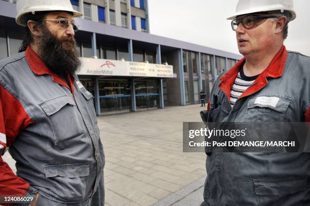 Arcelor-Mittal: part-time unemployment for 1000 workers in Florange, France on April 09, 2009- Workers of the steel giant ArcelorMittal talk after a...