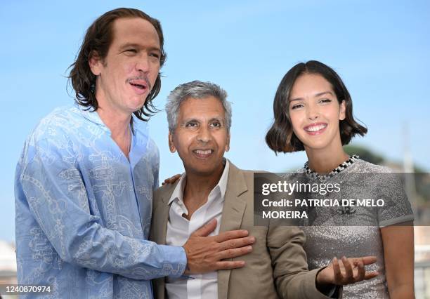 French actor Reda Kateb, director Rachid Bouchareb and Algerian-French actress Lyna Khoudri pose during a photocall for the film "Nos Frangins " at...