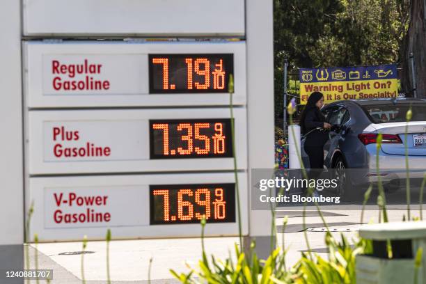 Customer refuels at a Shell gas station in Menlo Park, California, US, on Tuesday, May 24, 2022. The price of a regular gallon of gas is more than $4...