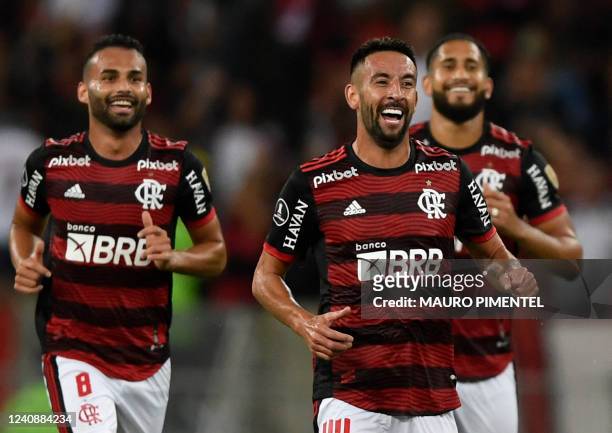 Brazil's Flamengo Chilean Mauricio Isla celebrates after scoring News  Photo - Getty Images