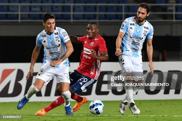 Paraguay's Guaireña Joel Jiménez and David Mendoza vie for the ball with Colombia's Independiente Medellin Juan Mosquera during their Copa...