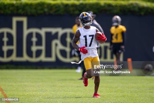 Pittsburgh Steelers wide receiver Anthony Miller takes part in a drill during the team's OTA practice, Tuesday, May 24 in Pittsburgh, PA.