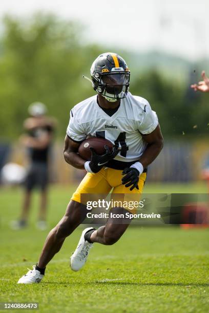 Pittsburgh Steelers wide receiver George Pickens takes part in a drill during the team's OTA practice, Tuesday, May 24 in Pittsburgh, PA.