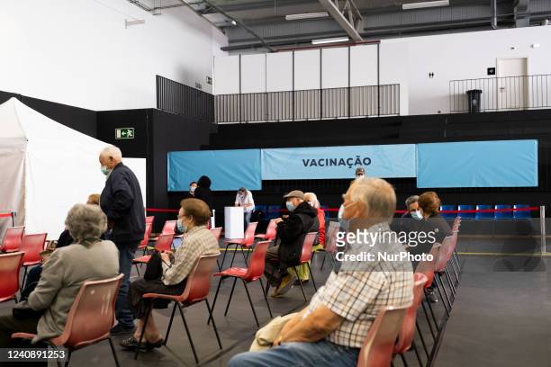 Many people waiting to take the fourth dose of the vaccine Biontech Pfizer, on May 25, 2022 in Lisbon, Portugal. With the number of Covid-19 cases...