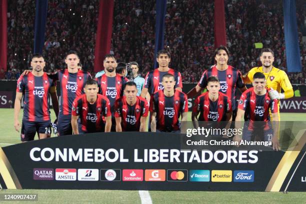 Players of Cerro Porteño pose prior the match between Cerro Porteño and Olimpia as part of the Copa CONMEBOL Libertadores 2022 at the General Pablo...