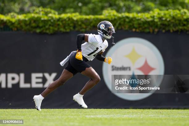 Pittsburgh Steelers wide receiver George Pickens takes part in a drill during the team's OTA practice on May 25 at the Steelers Practice Facility in...