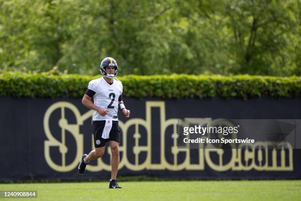Pittsburgh Steelers quarterback Mason Rudolph jogs on the field during the team's OTA practice on May 25 at the Steelers Practice Facility in...