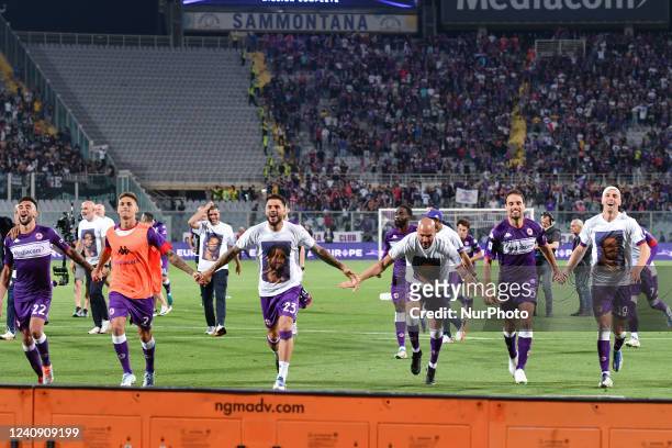 Fiorentina players celebrate the victory during the italian soccer Serie A match ACF Fiorentina vs Juventus FC on May 21, 2022 at the Artemio Franchi...