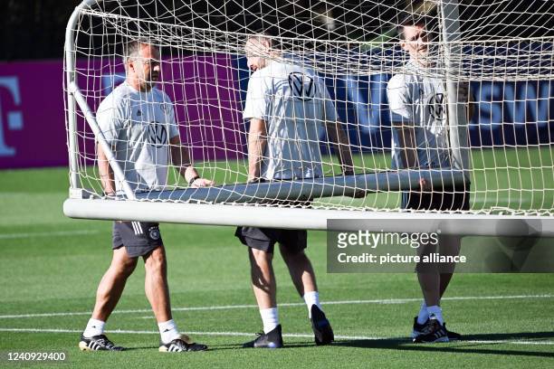 May 2022, Spain, Marbella: Soccer: National team, Germany, training camp before the start of the Nations League. National coach Hansi Flick , Mads...