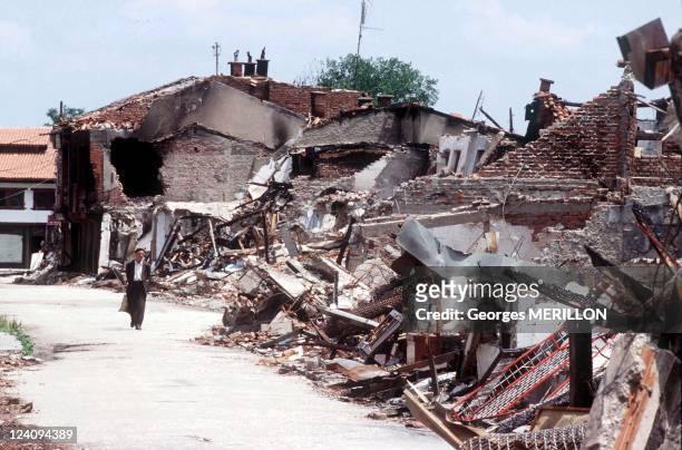 Return of Kosovan Civilians in Kosovo In Pec, Yugoslavia On June 16, 1999 - PEC destroyed by NATO bombing.
