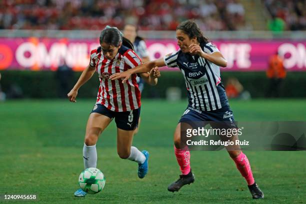Damaris Godínez of Chivas fights for the ball with Mónica Flores of Monterrey during the final first leg match between Chivas and Monterrey as part...