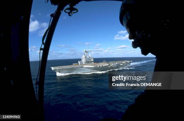 The long haul for the aircraft carrier "the Charles de Gaulle" In France On November 04, 2000 - The aircraft carrier the Charles-de-Gaulle seen from...