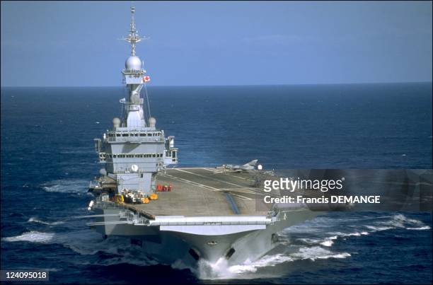 The long haul for the aircraft carrier "the Charles de Gaulle" In France On November 04, 2000 - Front view of the Charles-de-Gaulle.