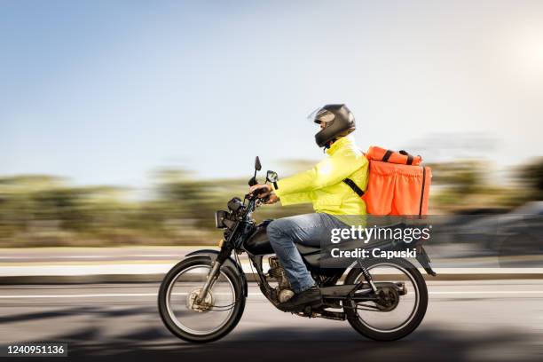 送貨員騎摩托車 - 摩托車男孩 - 乘 個照片及圖片檔