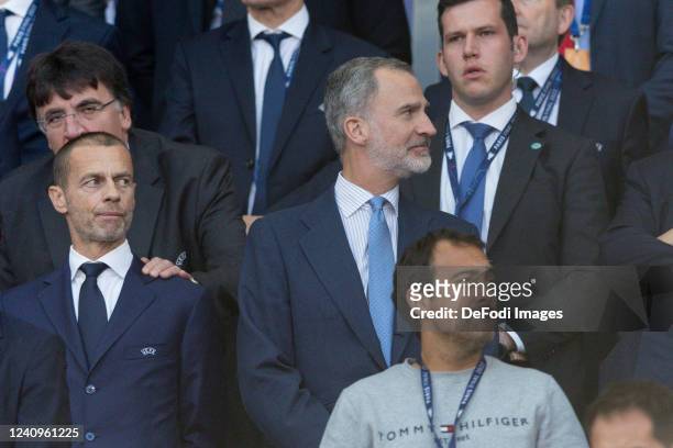 Koenig von Spanien Felipe VI and Aleksander Ceferin looks on prior to the UEFA Champions League final match between Liverpool FC and Real Madrid at...