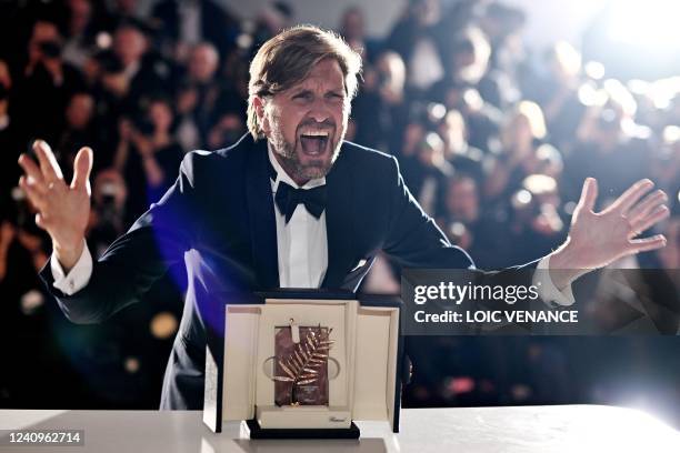 Swedish film director and screenwriter Ruben Ostlund poses with the trophy during a photocall after he won the Palme d'Or for the film "Triangle of...