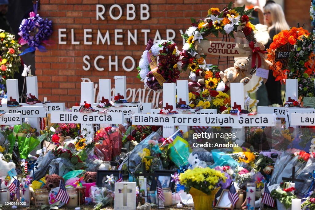 Memorial for Texas school shooting victims