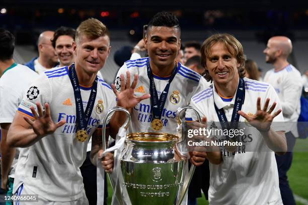 Toni Kroos, Casemiro, Toni Kroos of Real Madrid celebrate victory with the trophy after the UEFA Champions League final match between Liverpool FC...