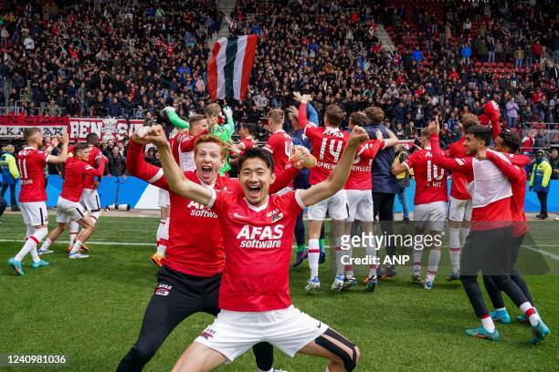 Players celebrate the victory during the Dutch Eredivisie play-offs final match between AZ Alkmaar and Vitesse at the AFAS stadium on May 29, 2022 in...