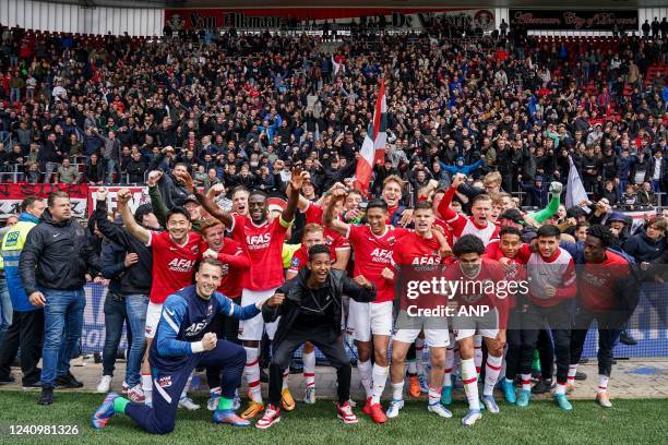 Players celebrate the victory during the Dutch Eredivisie play-offs final match between AZ Alkmaar and Vitesse at the AFAS stadium on May 29, 2022 in...