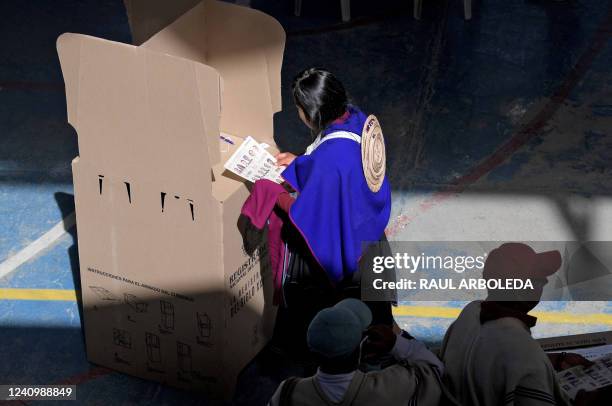 Misak indigenous woman votes in Silvia, Cauca department, Colombia, on May 29, 2022. - Colombians clamoring for "change" voted Sunday in a first...