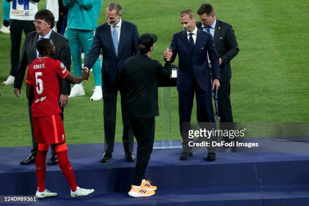Ibrahima Konate of Liverpool FC, head coach Juergen Klopp of Liverpool FC, Felipe VI. Koenig von Spanien and UEFA Boss Aleksander Ceferin gestures...