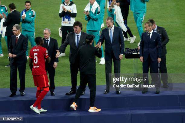 Ibrahima Konate of Liverpool FC, head coach Juergen Klopp of Liverpool FC, Felipe VI. Koenig von Spanien and UEFA Boss Aleksander Ceferin gestures...