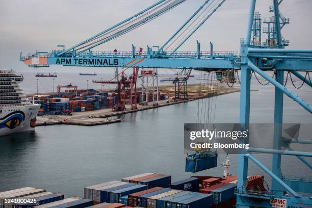 Gantry crane loads shipping containers onto a vessel at the Muelle Sur terminal, operated by APM Terminals, at the Port of Barcelona in Barcelona,...