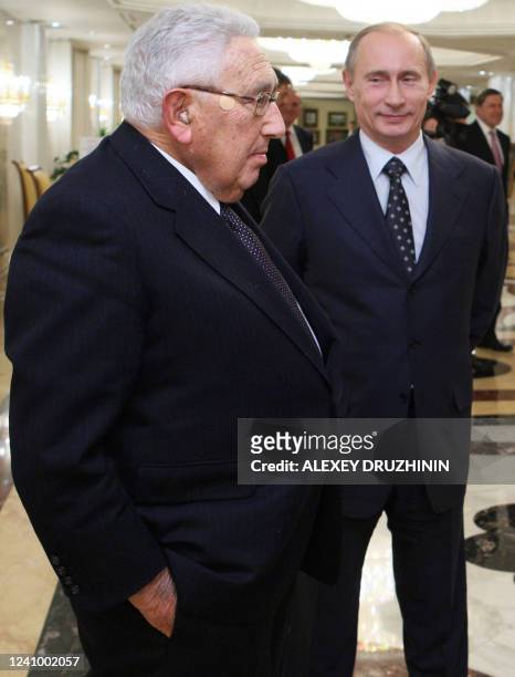 Picture taken on March 19, 2009 shows Russian Prime Minister Vladimir Putin and former US Secretary of State Henry Kissinger touring the Government...