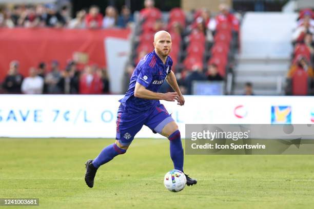 Toronto FC midfielder Michael Bradley keeps his head up looking for a pass up the pitch in the first half during the MLS Soccer regular season game...
