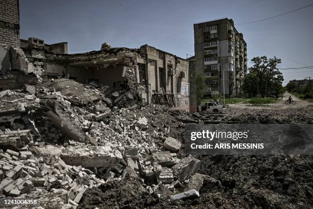 Picture taken on May 30, 2022 shows a building destroyed by a strike in the city of Lysytsansk at the eastern Ukrainian region of Donbas, on the 96th...