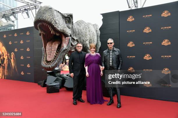 May 2022, North Rhine-Westphalia, Cologne: Director Colin Trevorrow, l-r, U.S. Actors Bryce Dallas Howard, Jeff Goldblum arrive at the premiere of...