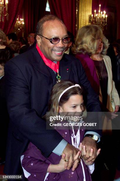 Le producteur américain Quincy Jones qui vient de recevoir la décoration de commandeur de la Légion d'honneur à titre étranger, assiste à la...