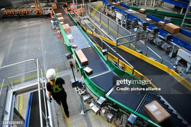 Dhl Sort 162 Deutsche Post Dhl Sorting Center Stock Photos, High-Res Pictures ...