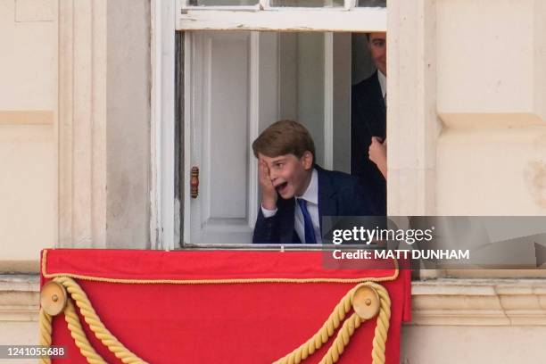 Buckingham Palace Window Photos and Premium High Res Pictures - Getty ...