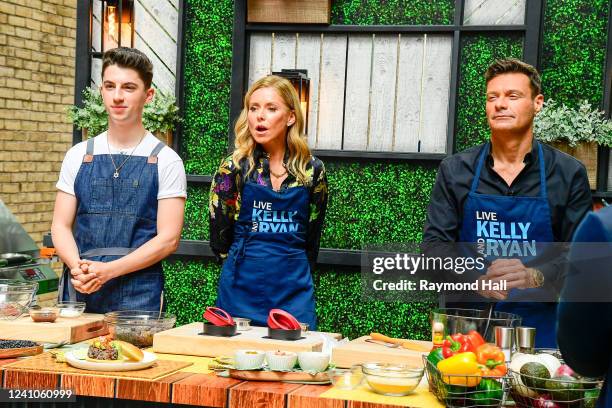 Kelly Ripa Ryan 167 Kelly Ripa And Ryan Seacrest Photos & High Res Pictures - Getty Images
