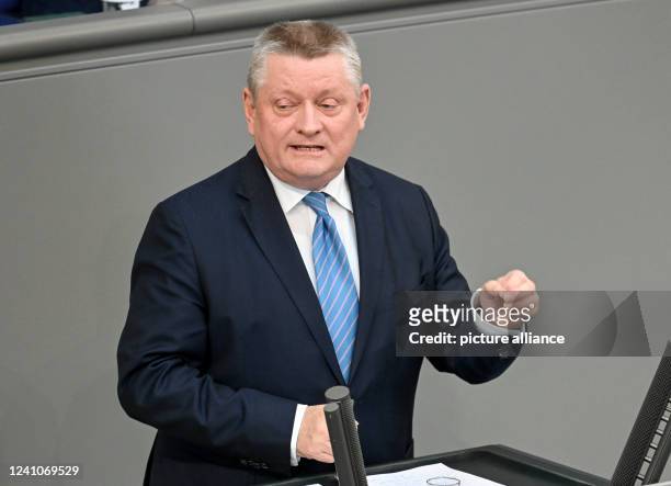 Hermann Gröhe speaks during the debate on the minimum wage in the German Bundestag. The traffic light coalition in the Bundestag wants to pass the...