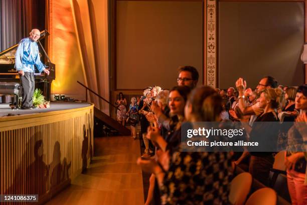 June 2022, Brandenburg, Cottbus: Concertgoers applaud David Helfgott. The Australian exceptional pianist David Helfgott gives a concert in the...