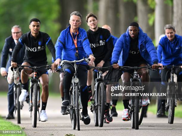 Cody Gakpo, coach Louis van Gaal, Wout Weghorst and Tyrell Malacia take part in a training session of the Dutch national team at the KNVB Campus on...